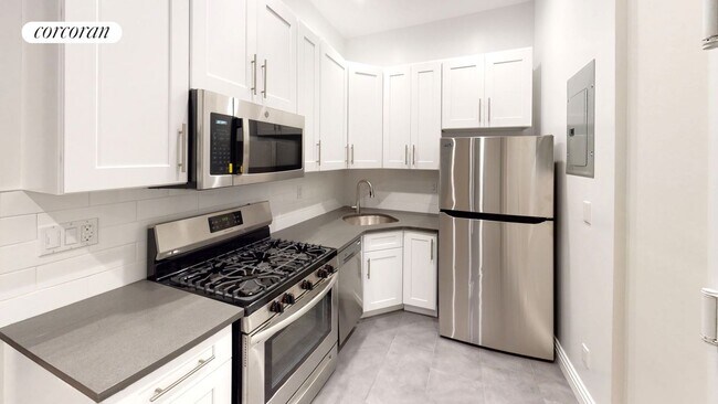 8 E 74th St in New York, NY - Building Photo - Building Photo