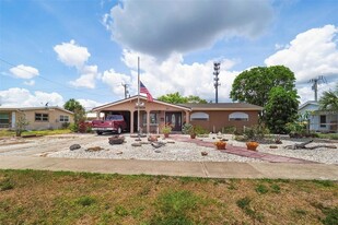 306 Lasayette Dr NE in Port Charlotte, FL - Building Photo