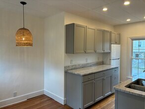 142 Main St, Unit 2S in Fairhaven, MA - Foto de edificio - Building Photo