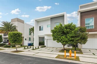10445 NW 68th Terrace in Doral, FL - Building Photo - Building Photo
