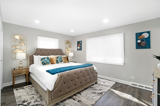 570 E Higgins Rd in Elk Grove Village, IL - Building Photo - Building Photo