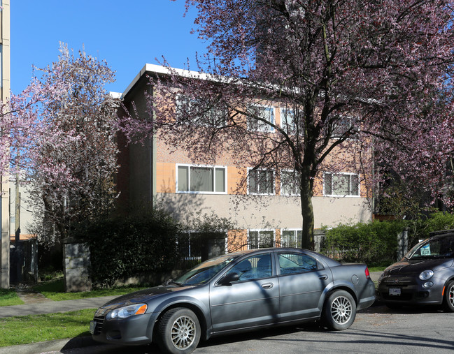 Hillman Court in Vancouver, BC - Building Photo - Building Photo