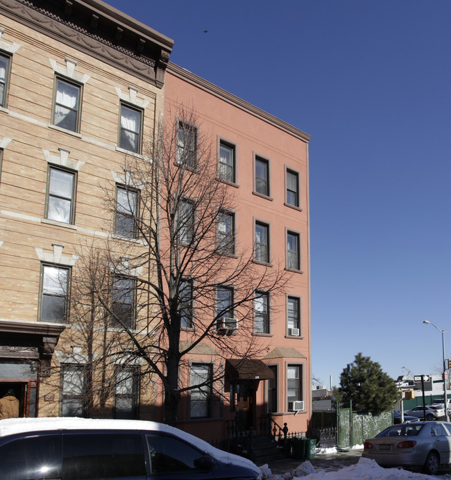 215 Kent St in Brooklyn, NY - Building Photo - Building Photo