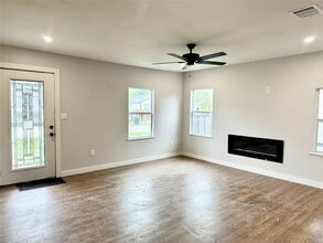 2140 Lea Crest Dr in Dallas, TX - Building Photo - Building Photo