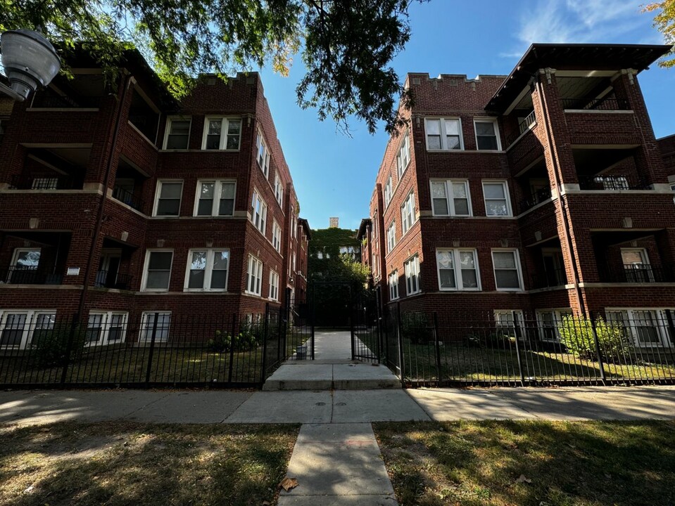 4724 N Bernard St in Chicago, IL - Foto de edificio