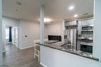 514 Coppola Dr in South Plainfield, NJ - Foto de edificio - Building Photo