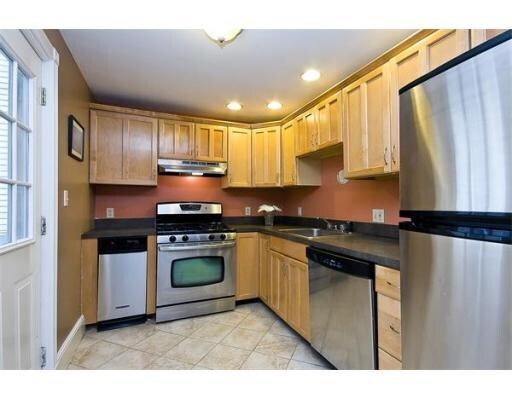 32 G St in Boston, MA - Building Photo
