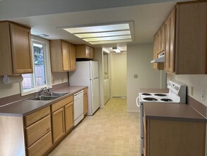 2401 Detlefsen Pl SE-Unit -#A in Lacey, WA - Building Photo - Building Photo