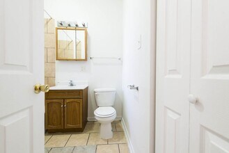 7440 S Phillips Ave Chicago, IL 60649 in Chicago, IL - Building Photo - Building Photo