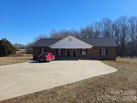 179 Glen-Gar Dr in Lincolnton, NC - Building Photo