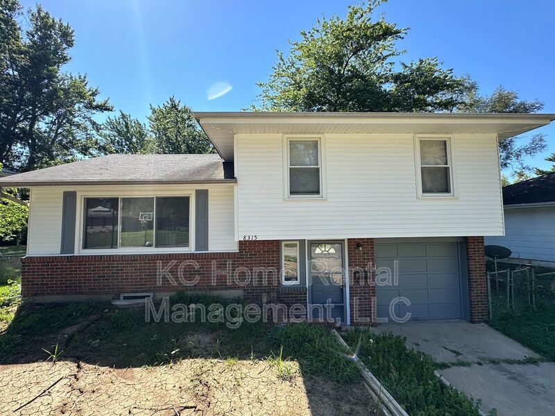 8315 E 91 St in Kansas City, MO - Building Photo