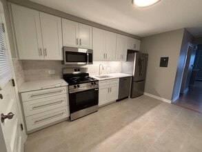 9608 N Greenwood Ave, Unit 1 West in Des Plaines, IL - Building Photo - Building Photo