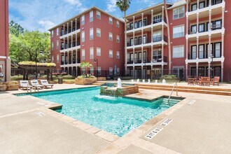 2400 McCue Rd in Houston, TX - Foto de edificio - Building Photo