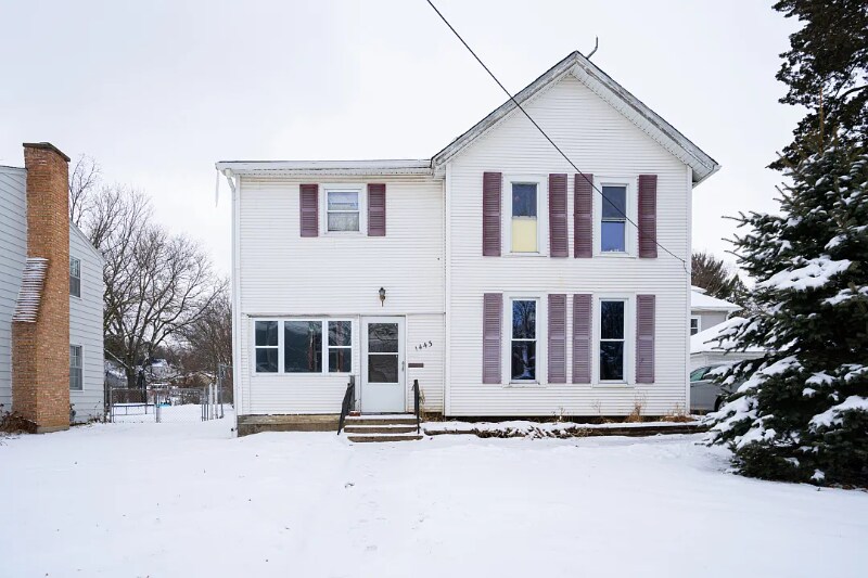 1443 S Walnut Ave in Freeport, IL - Building Photo
