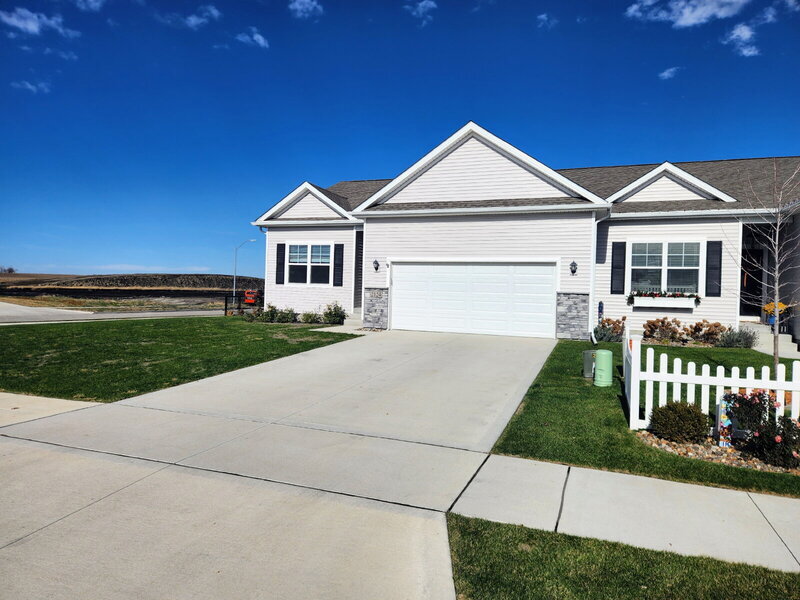 2124 NW 44th St in Ankeny, IA - Building Photo