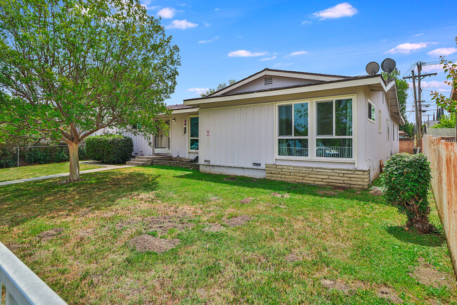 23208 Vanowen St in West Hills, CA - Foto de edificio - Building Photo