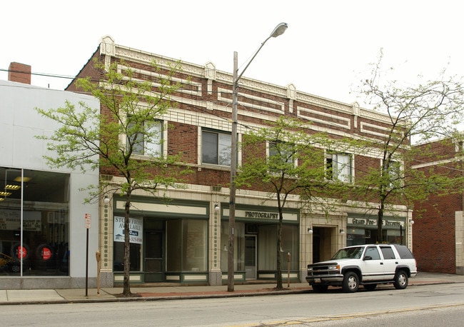 Highland Manor in Lakewood, OH - Building Photo - Building Photo