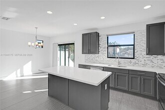 4518 E Aqua Bella Ln in Davie, FL - Building Photo - Building Photo