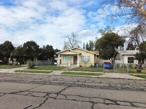 3035 E El Monte Way in Fresno, CA - Foto de edificio - Building Photo