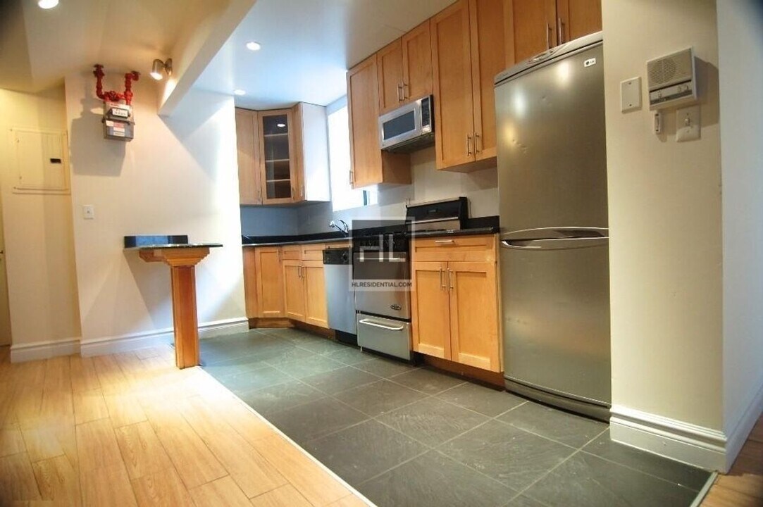 East 18th Street in New York, NY - Building Photo