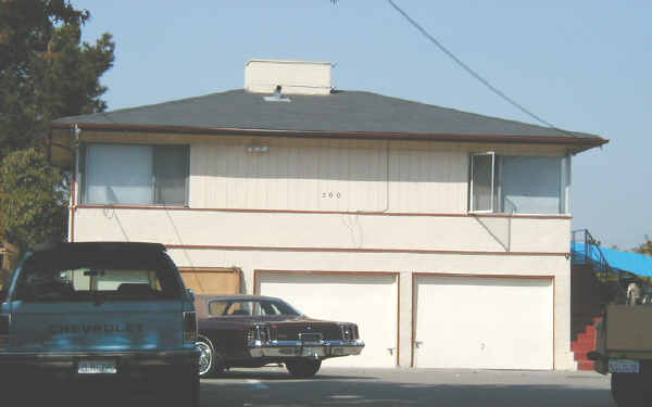 560-564 Ramos Ave in Hayward, CA - Foto de edificio - Building Photo