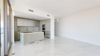 18975 Collins Ave, Unit 05 in Sunny Isles Beach, FL - Foto de edificio - Building Photo