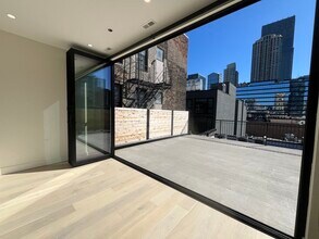 151 W Ohio St, Unit 501 Penthouse in Chicago, IL - Foto de edificio - Building Photo