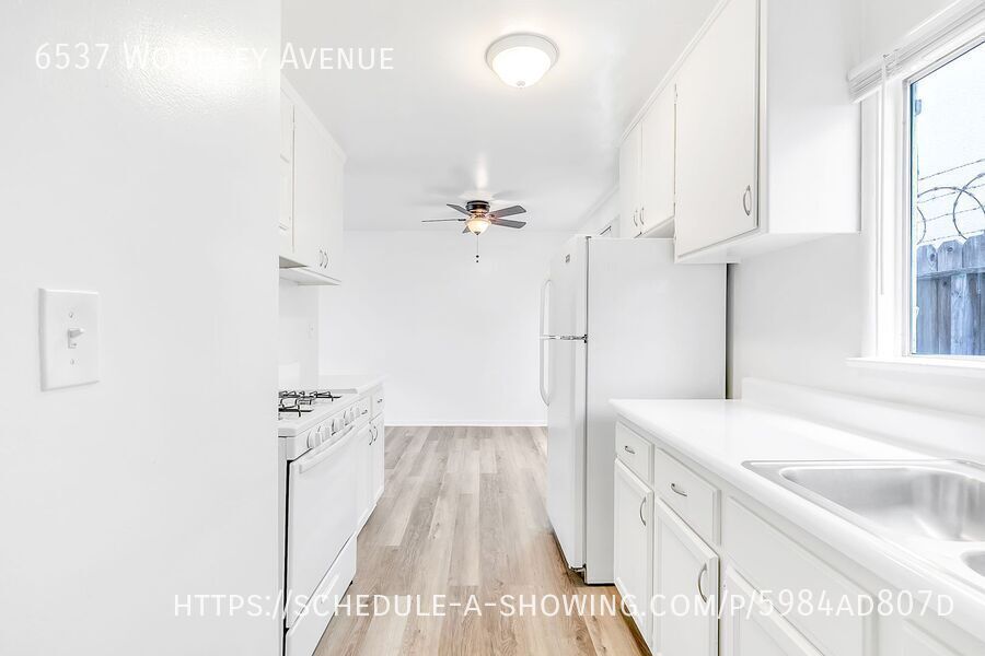 6537 Woodley Ave in Los Angeles, CA - Building Photo