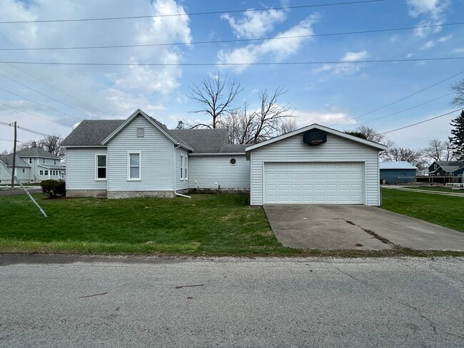 211 W 2nd St in Gridley, IL - Foto de edificio - Building Photo