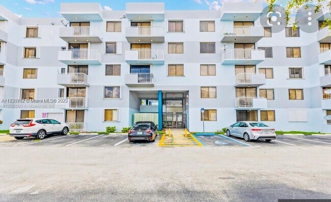 8261 NW 8th St in Miami, FL - Building Photo - Building Photo