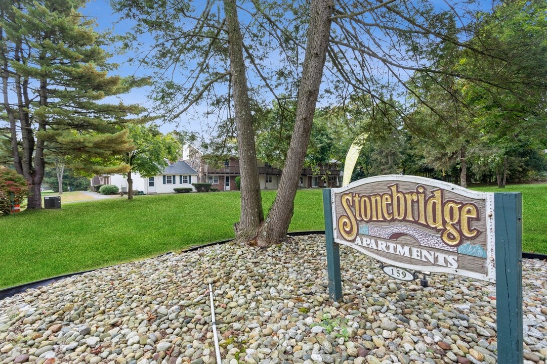 Stonebridge in Ellington, CT - Foto de edificio