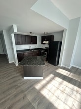 285 Essex St, Unit 2A in Lawrence, MA - Foto de edificio - Building Photo