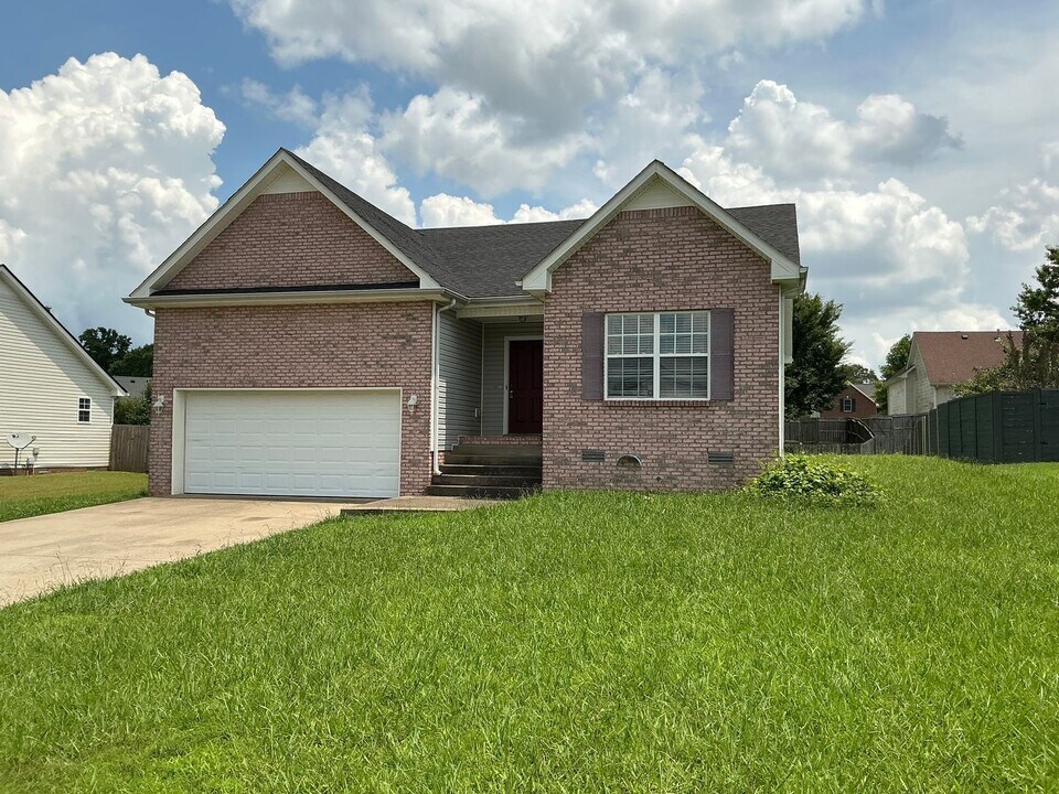 2770 N Whitfield Rd in Clarksville, TN - Building Photo