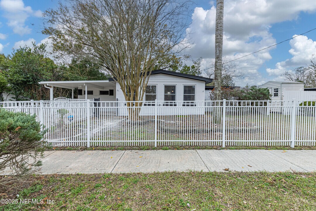 7028 Delisle Dr in Jacksonville, FL - Building Photo