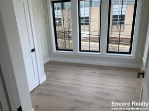 157 Everett St in Boston, MA - Building Photo - Building Photo