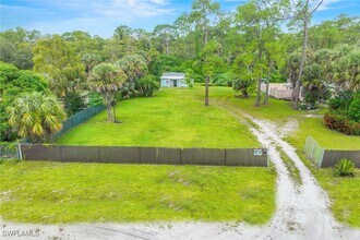 1921 Della Dr in Naples, FL - Building Photo - Building Photo