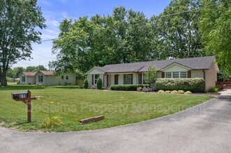 819 Chrisman Dr in Franklin, TN - Foto de edificio - Building Photo