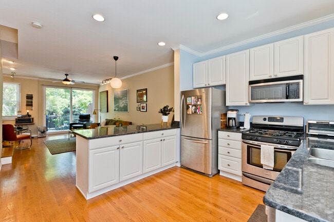 property at 1827 W Oakdale Ave