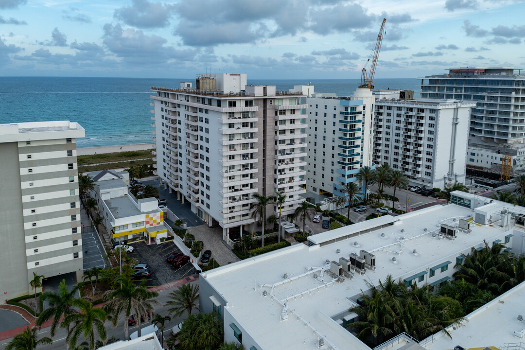 Four Winds Condominium in Surfside, FL - Foto de edificio