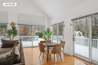 10 Crescent Way in Shelter Island, NY - Building Photo - Building Photo