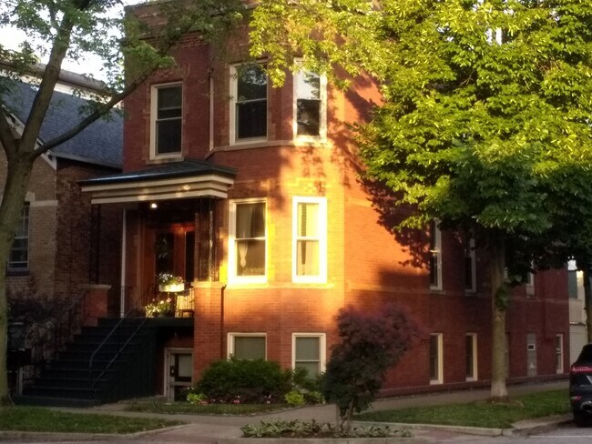 3224 N Leavitt St, Unit 2