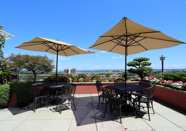 Dorchester Towers Apartments in Arlington, VA - Foto de edificio - Building Photo