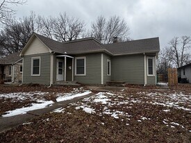 1104 Pierre St in Manhattan, KS - Building Photo