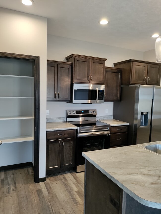 9402 W Dolores Dr in Sioux Falls, SD - Building Photo - Building Photo