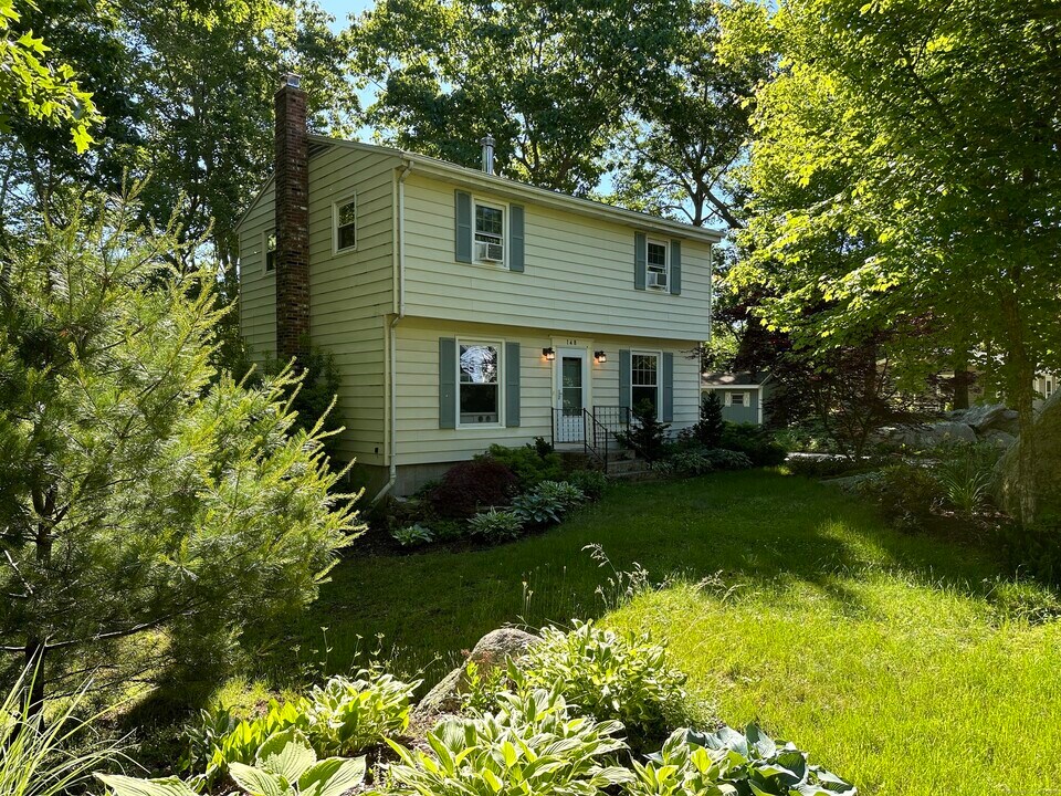 148 Flanders Rd in Stonington, CT - Foto de edificio
