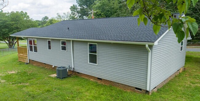 1006 S 2nd Ave in Siler City, NC - Building Photo - Building Photo