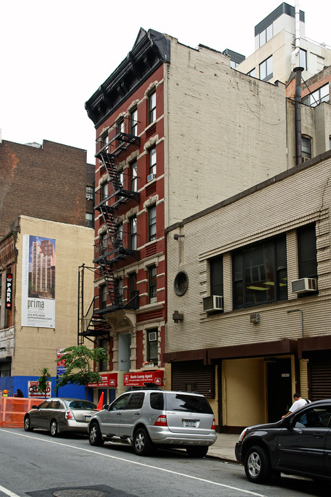 134 W 20th St in New York, NY - Building Photo