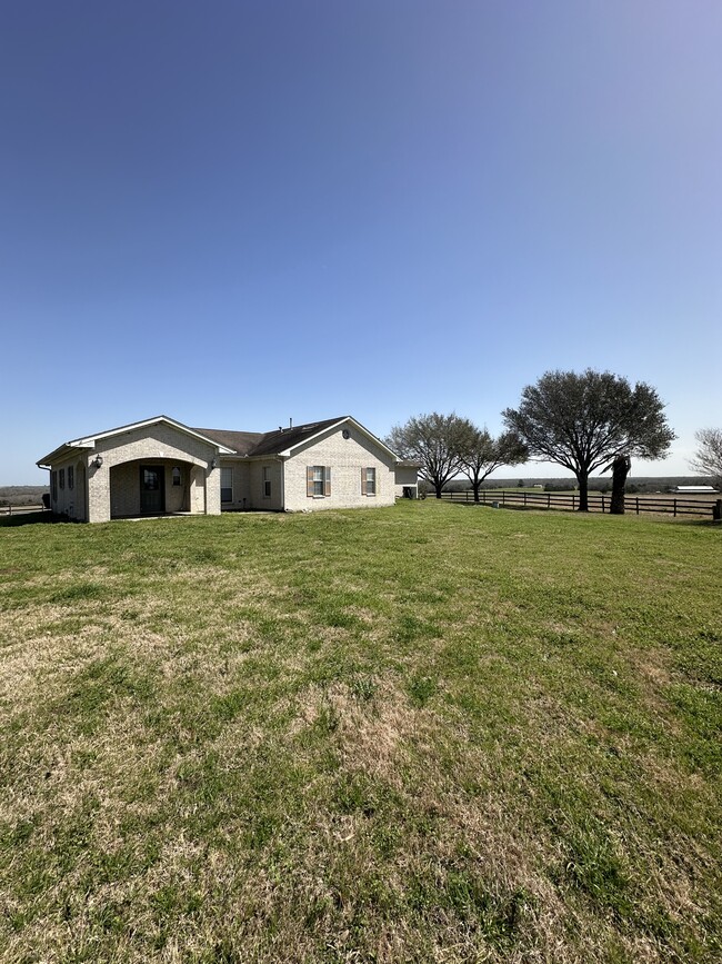 951 Mikeska Ln in Bellville, TX - Foto de edificio - Building Photo