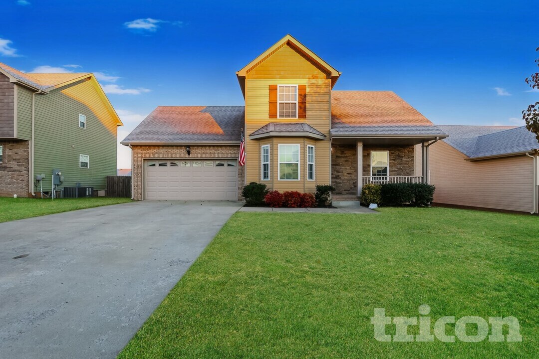 1033 Dwight Eisenhower Way in Clarksville, TN - Building Photo