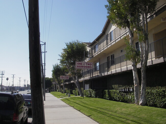 Gardena Royale Apartments in Gardena, CA - Foto de edificio - Building Photo